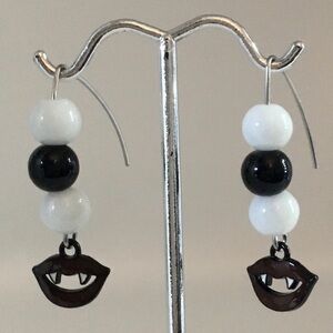 HANDMADE VAMPIRE LIPS MOUTH BLACK WHITE HOOK PIERCED EARRINGS HALLOWEEN GOTH